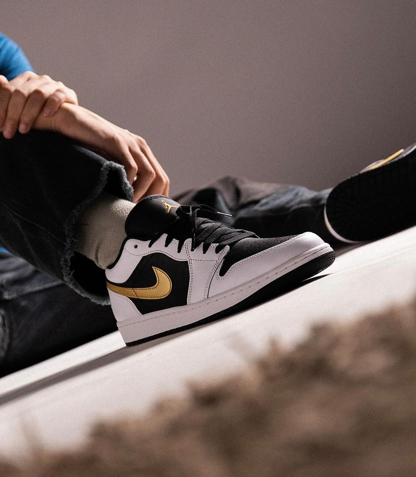 JORDAN 1 LOW WHITE METALLIC GOLDEN