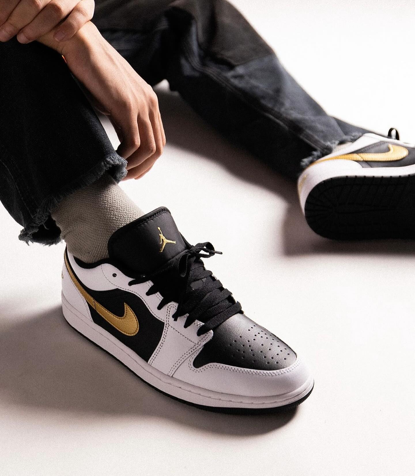 JORDAN 1 LOW WHITE METALLIC GOLDEN