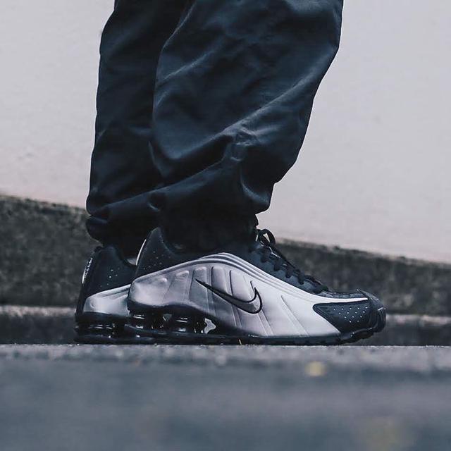 NIKE SHOX R4