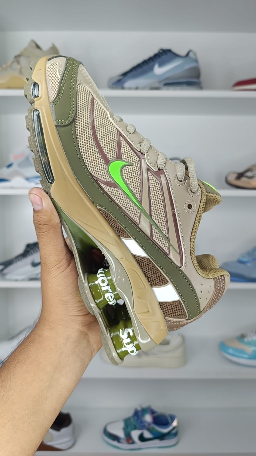 NIKE SHOX R4 x SUPREME