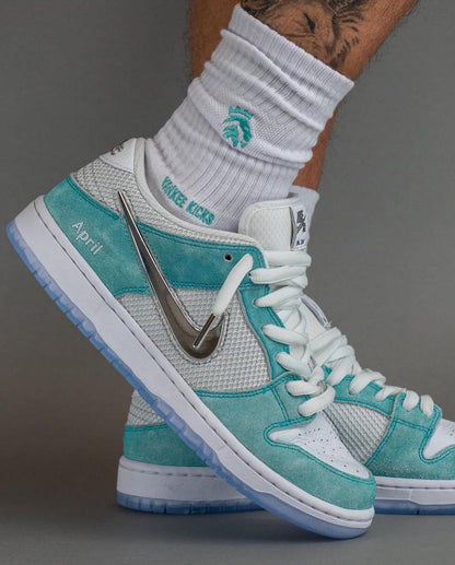 NIKE DUNK LOW "ABRIL"