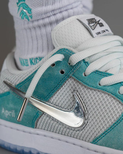 NIKE DUNK LOW "ABRIL"