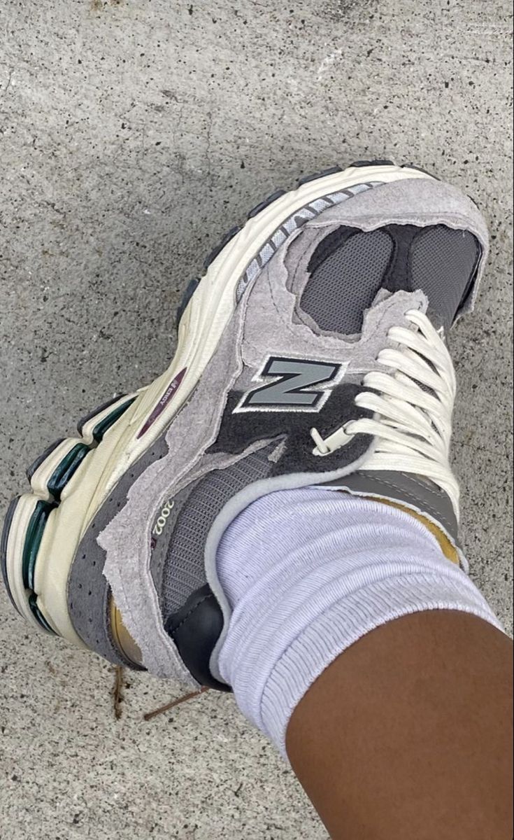 NEW BALANCE 2002RD