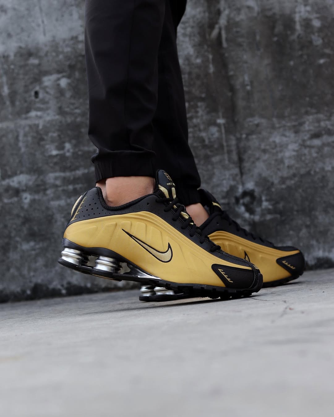 NIKE SHOX R4