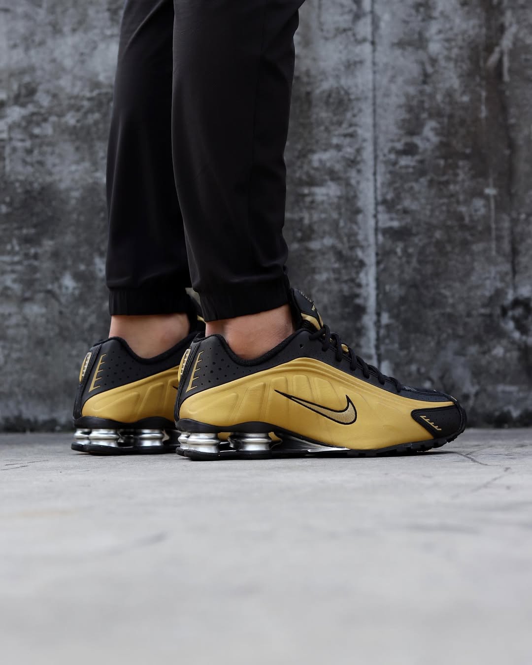 NIKE SHOX R4