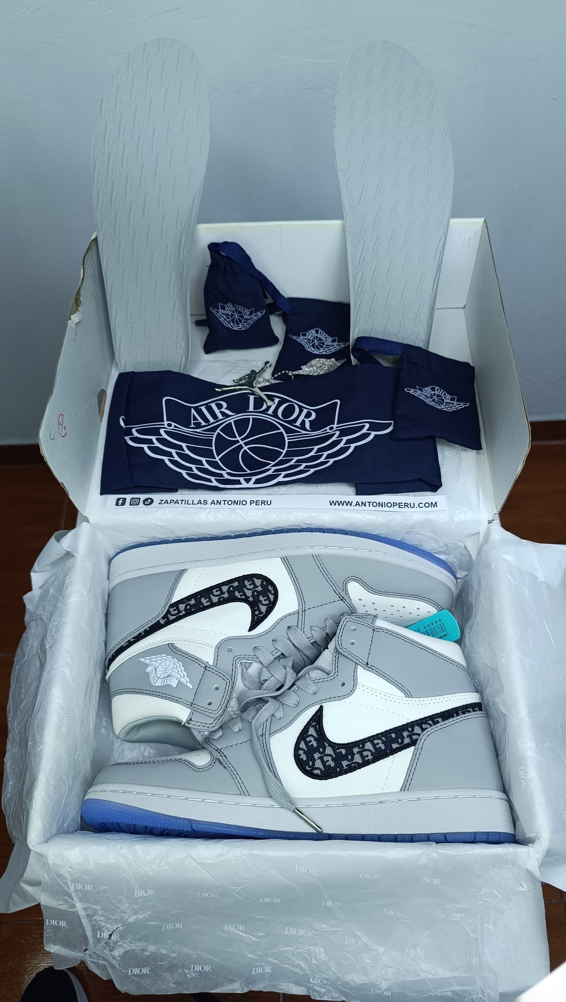 AIR JORDAN RETRO x DIOR