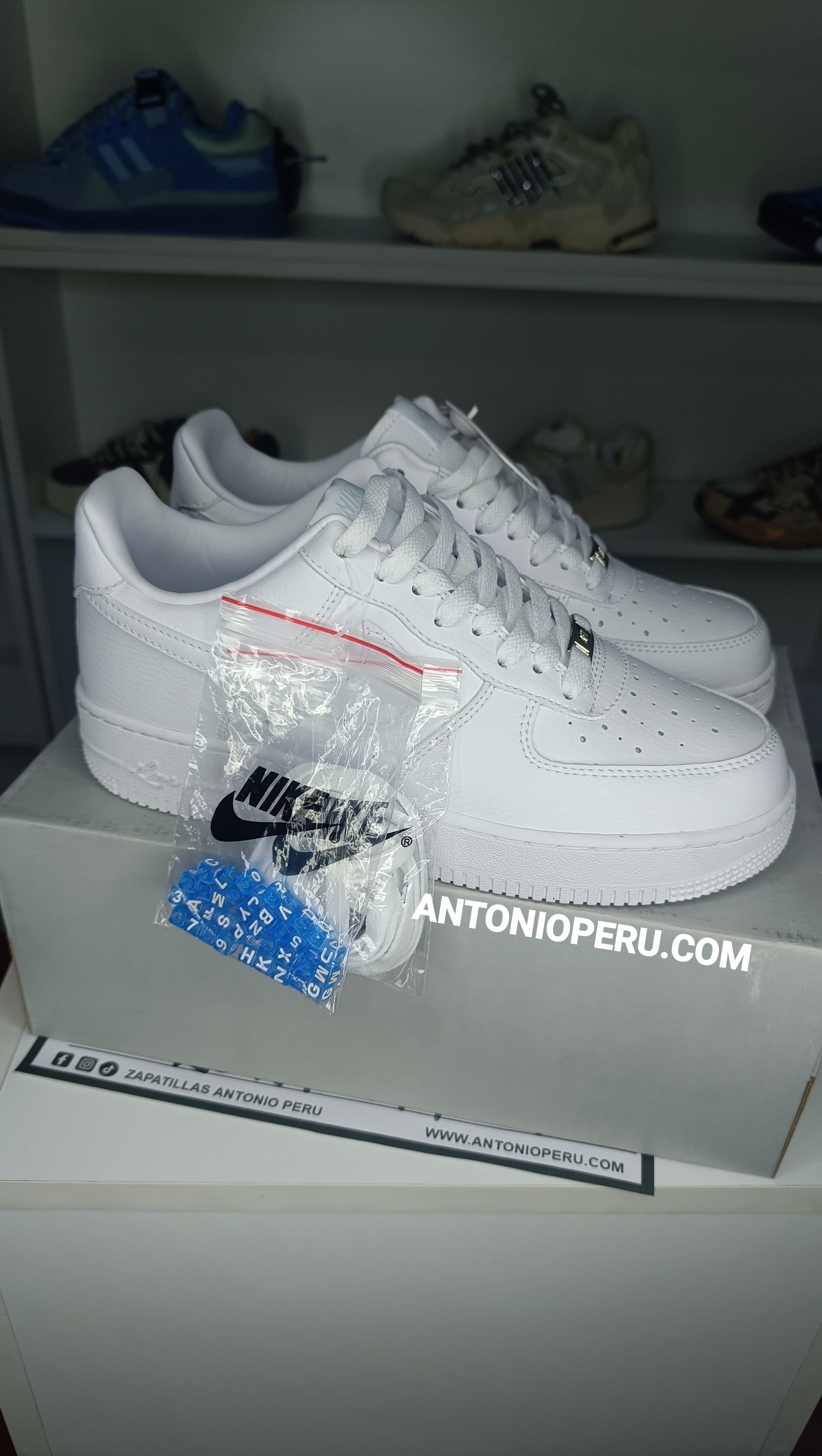 NIKE AIR FORCE x DRAKE