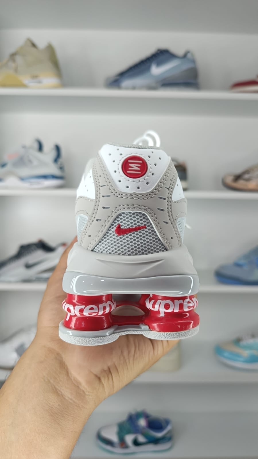 NIKE SHOX R4 x SUPREME