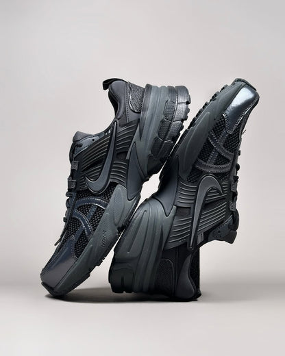 NIKE V2K RUN "TRIPLE BLACK"