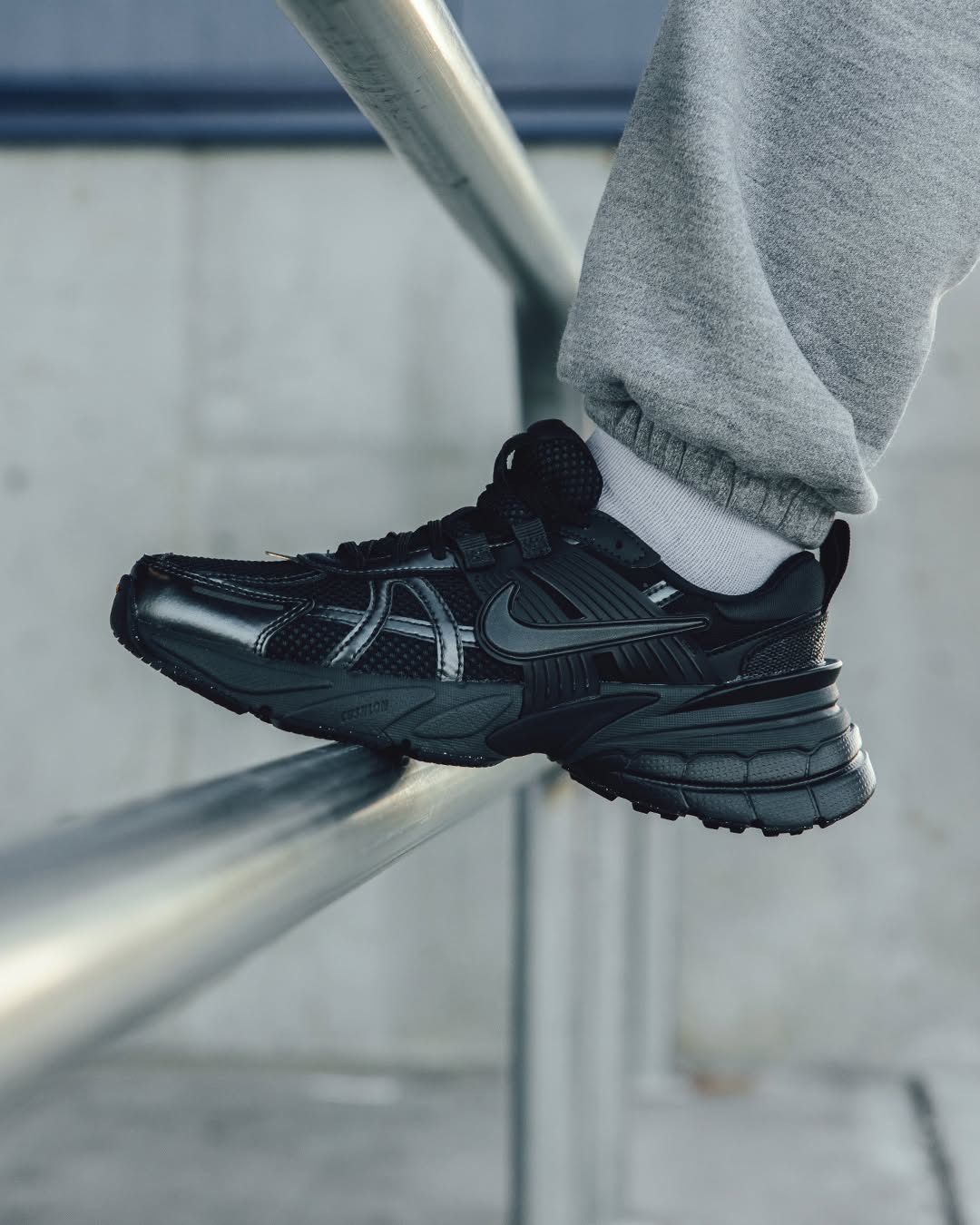 NIKE V2K RUN "TRIPLE BLACK"