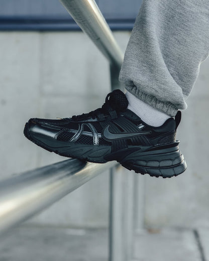NIKE V2K RUN "TRIPLE BLACK"