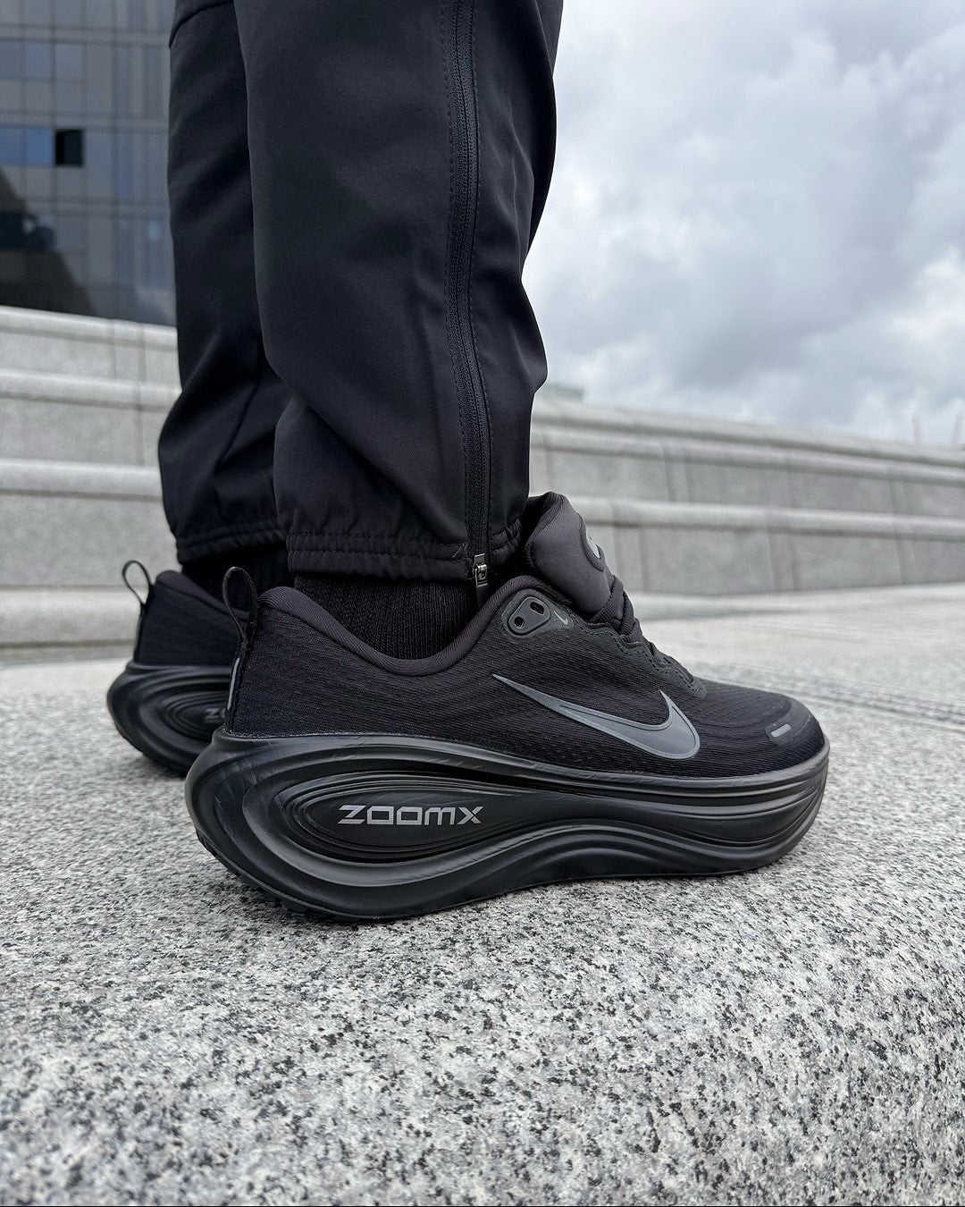 NIKE VOMERO 18 TRIPLE BLACK