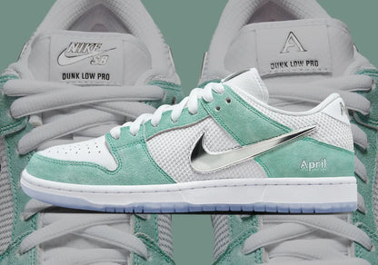 NIKE DUNK LOW "ABRIL"